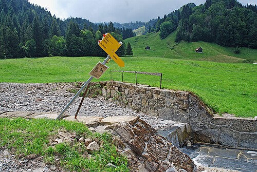 Cartello vicino a Steinbach (Svitto) dopo una tempesta.