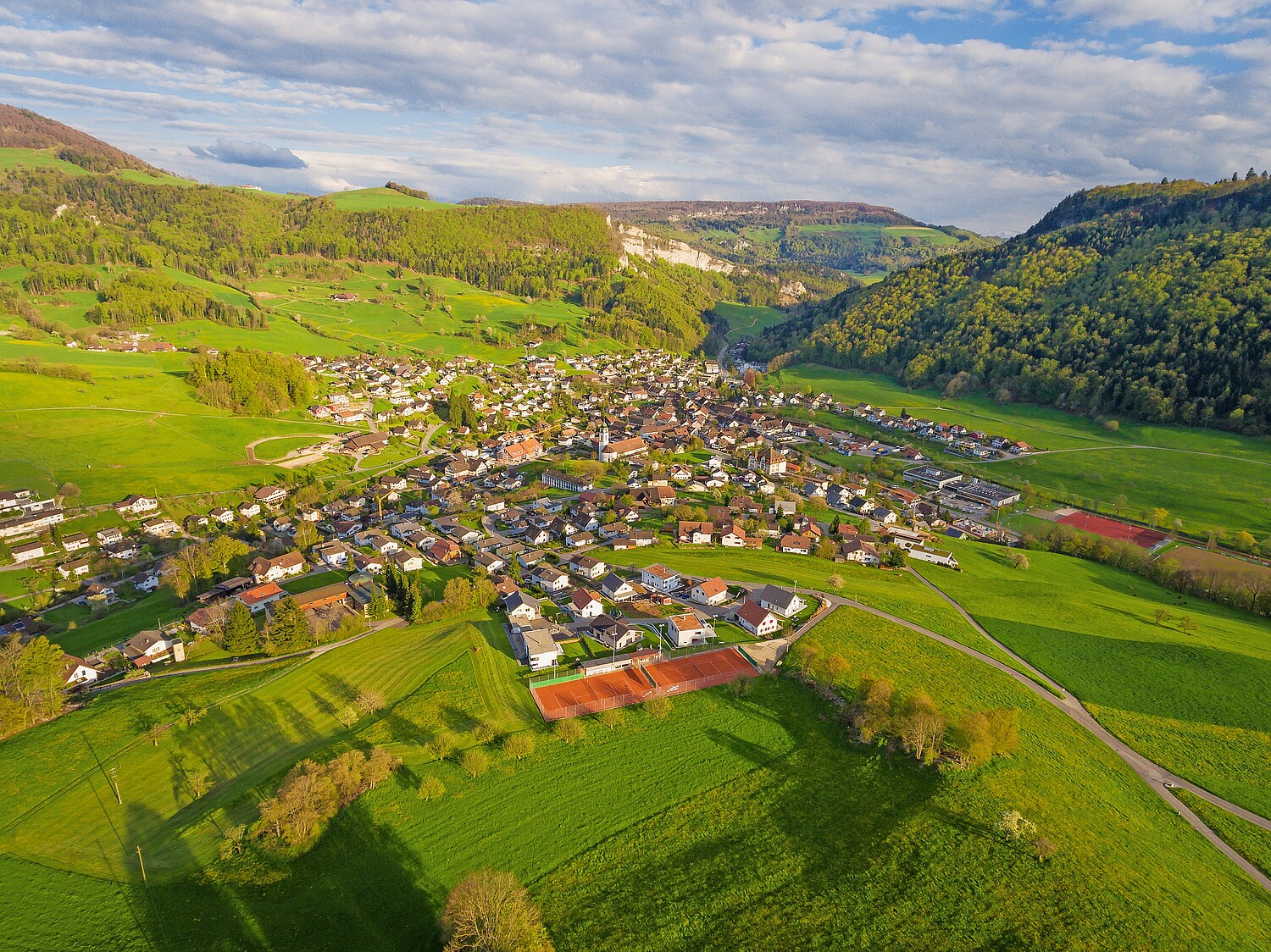 Mümliswil-Ramiswil è situata in una posizione idilliaca nella Guldental, nel Giura di Soletta.