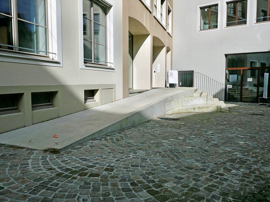 La rampa di accesso all’ingresso principale dell’Effingerhof nel centro storico di Brugg (AG).