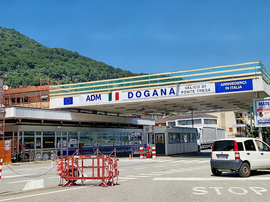 Il ponte a pedaggio tra i due villaggi.