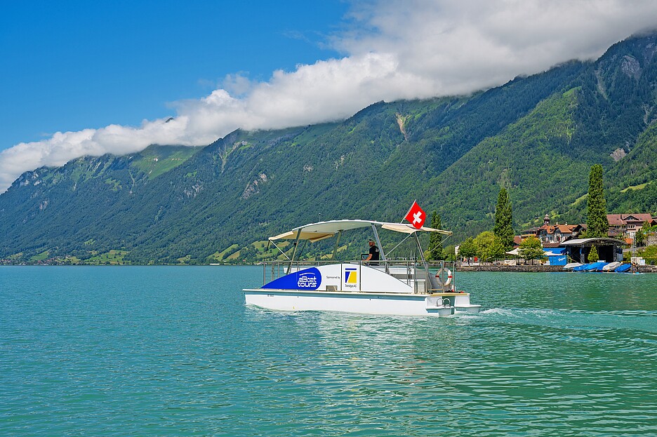 Il battello turistico a energia solare sul lago di Brienz.