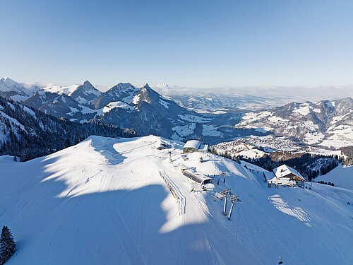 Non c’è sempre tanta neve: la stazione di punta di TéléCharmey.