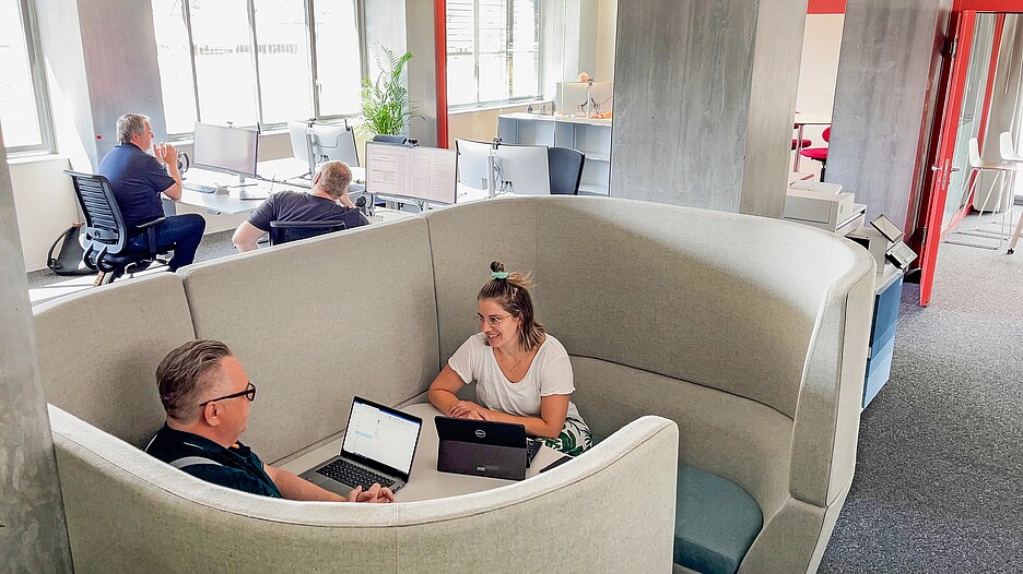 Nel nuovo edificio amministrativo della Città di Thun (BE), ci sono zone per il lavoro tranquillo e zone per il lavoro rumoroso. I dipendenti scelgono l’area più adatta al loro lavoro.