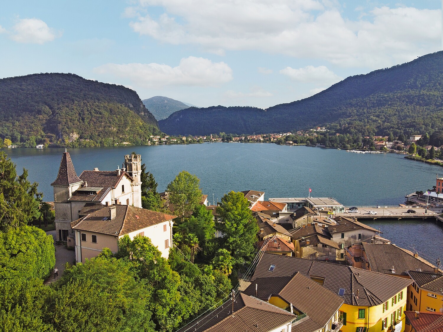 Vista di Ponte Tresa con il ponte che segna il confine.