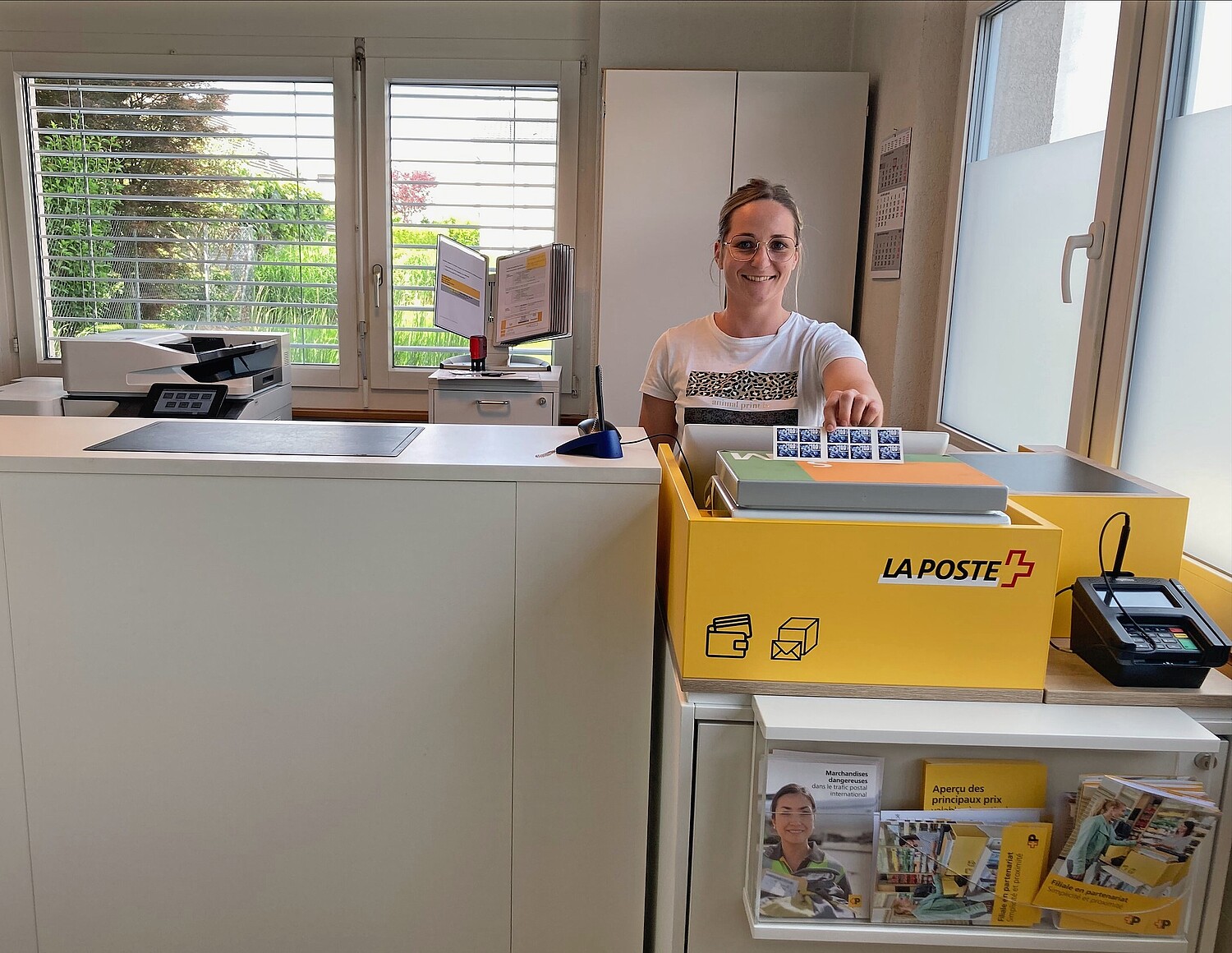 Justine Guillet gestisce la filiale di partenariato di Post Office per conto del Comune.