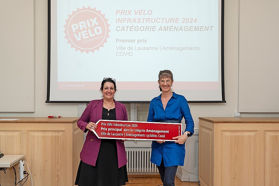 L’assessore alla mobilità di Losanna, Florence Germond (a destra), riceve il Prix Velo Infrastruttura 2024 dalla vicepresidente di Pro Velo Svizzera, Delphine Klopfenstein, durante la cerimonia di premiazione.