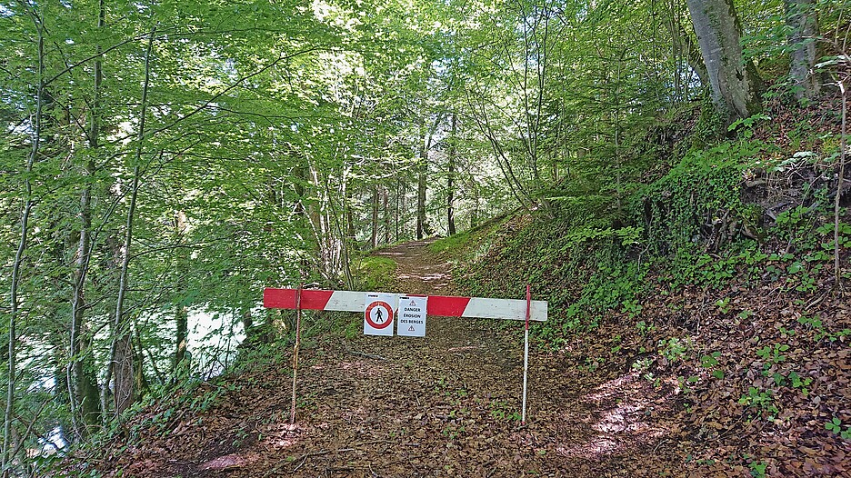 Sentiero escursionistico chiuso dopo i danni causati dalla tempesta nel distretto di Sarine, a Friburgo.