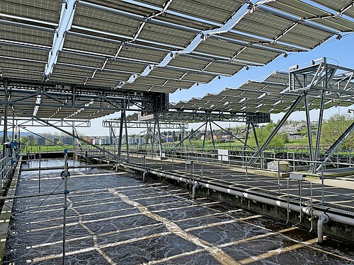 Il tetto pieghevole solare sopra i chiarificatori, in funzione dalla fine del 2020, copre circa un terzo del fabbisogno elettrico dell’impianto di depurazione di Bassersdorf.