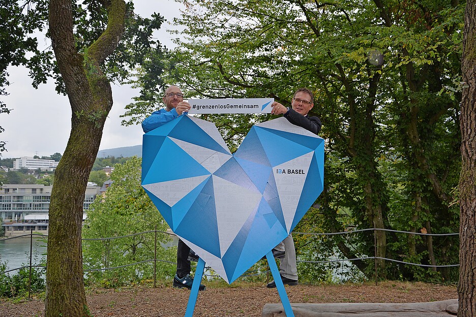 Stephan Eglin e Patrick Pauli con il cuore «Rheinliebe», il marchio del progetto di cooperazione trinazionale.