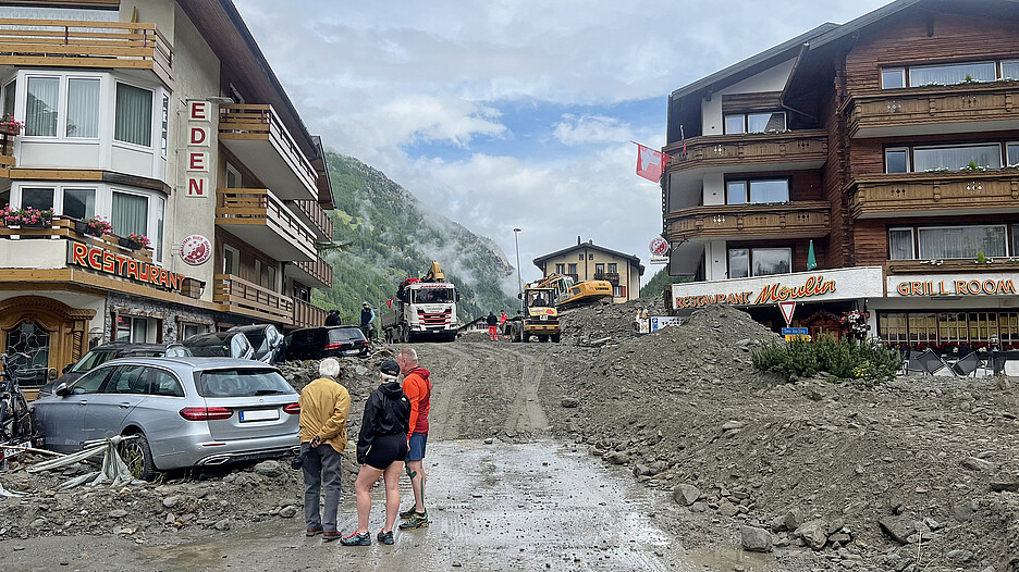 A Saas-Grund (VS), il torrente Triftbach porta morte e distruzione nel villaggio.