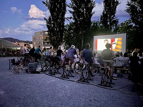 Il cinema in bicicletta di Rüti (ZH): l’energia dei pedali fornisce la potenza necessaria.