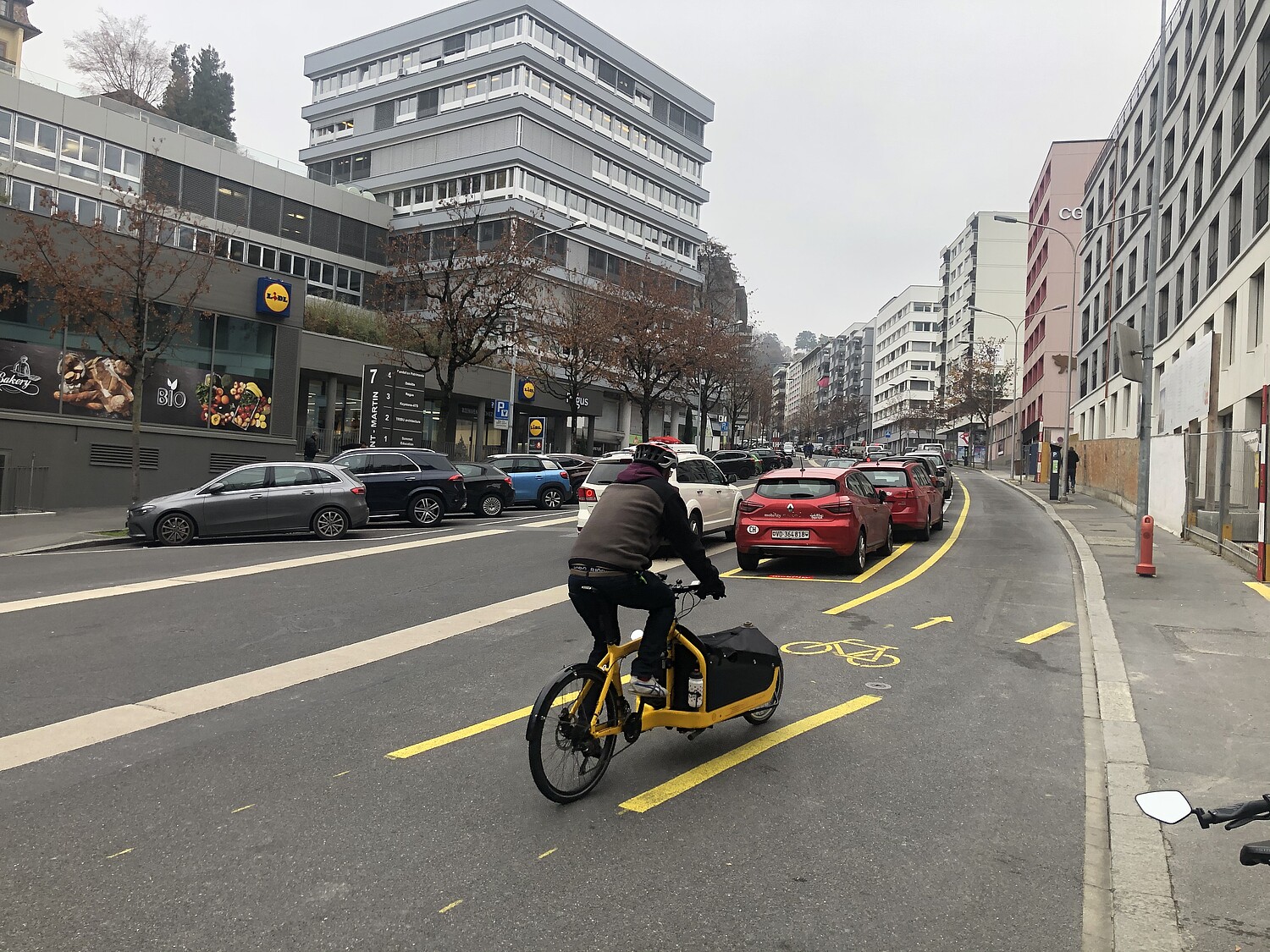 Losanna, rue Saint-Martin: la nuova pista ciclabile, situata dietro una fila di parcheggi, separa l’area ciclabile da quella per i veicoli a motore, aumentando così la sensazione di sicurezza.