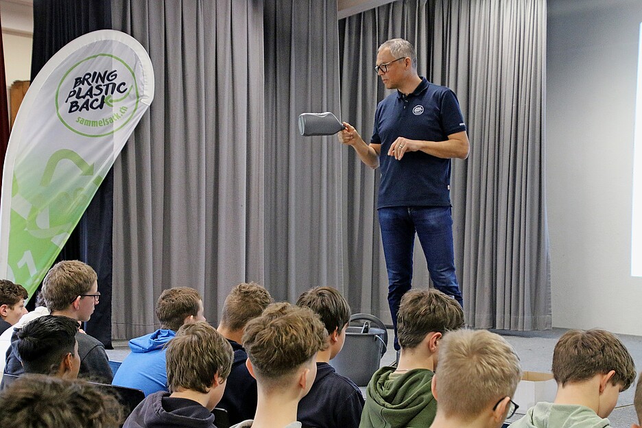 Patrik Ettlin di InnoRecycling durante il workshop presso la scuola Hasenlehn di Trubschachen (BE).