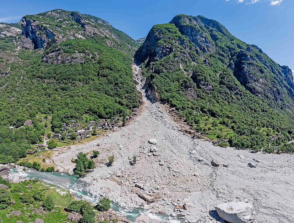 Una forza naturale devastante: in Valle Maggia (TI), una lava torrenziale ha sepolto gran parte della cittadina di Fontana.