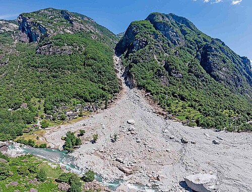 Una forza naturale devastante: in Valle Maggia (TI), una lava torrenziale ha sepolto gran parte della cittadina di Fontana.