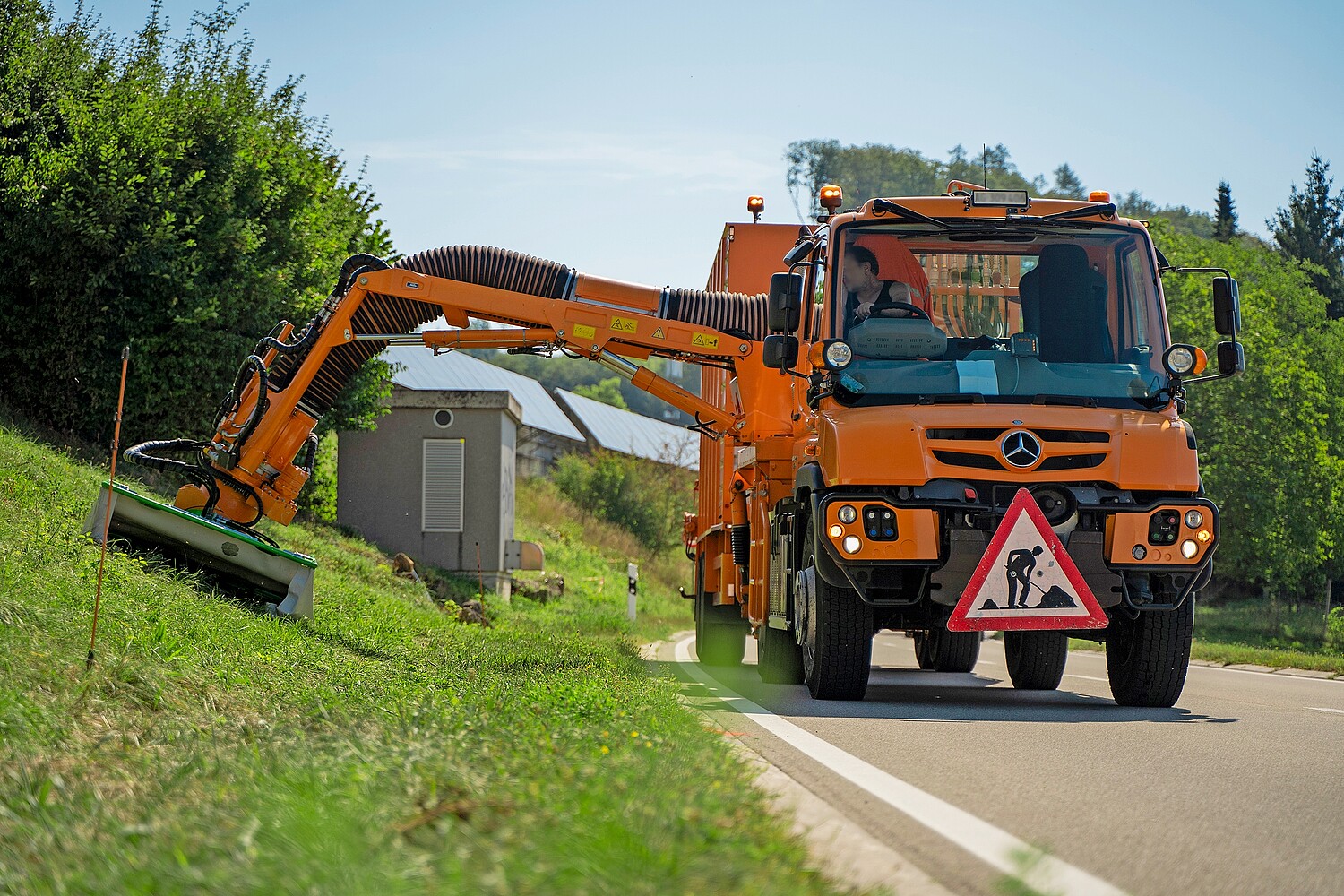 Falciatrice Mulag Eco 1200 plus del Dipartimento di manutenzione stradale del Cantone di Argovia durante lo sfalcio.