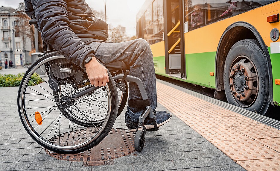 Una sfida importante: 23 000 fermate di autobus e tram in Svizzera devono essere convertite per renderle accessibili ai disabili.